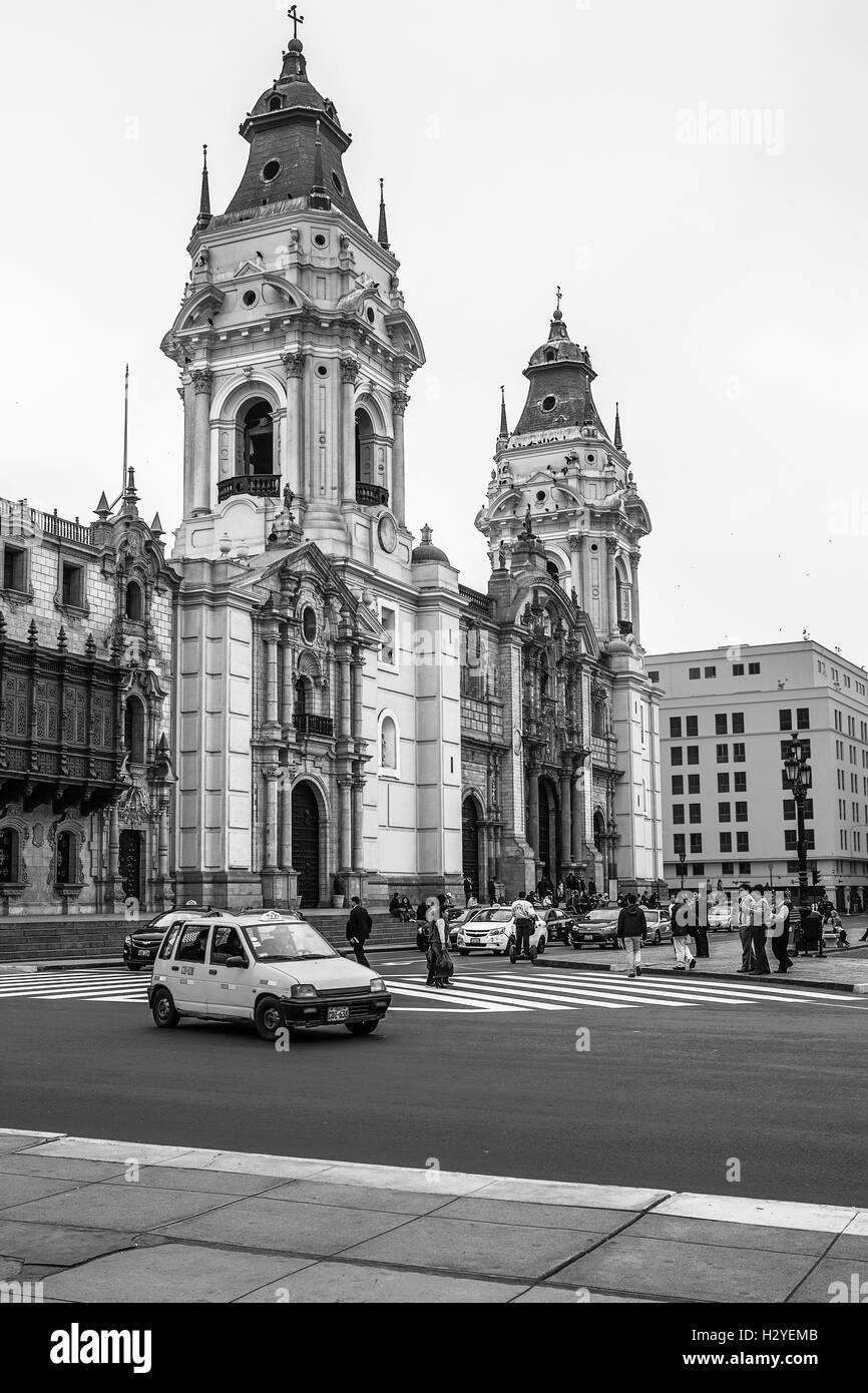 La vita della città di fronte alla Basilica Cattedrale vicino alla Plaza Mayor di Lima, Perù. Foto Stock