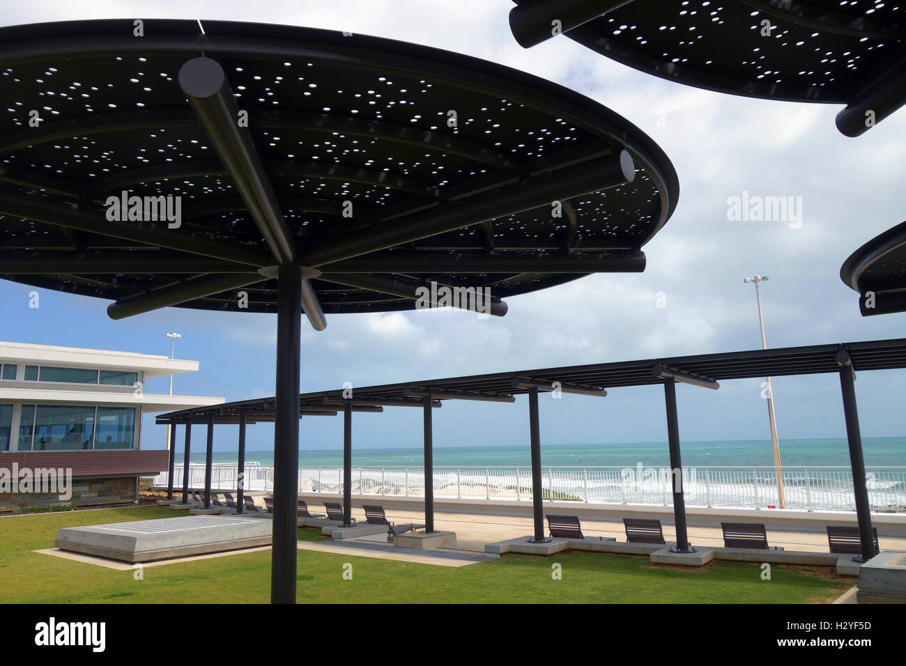 Hamptons ristorante che si affaccia sulla spiaggia della città e dell'Oceano Indiano, Perth, Western Australia. N. PR o MR Foto Stock