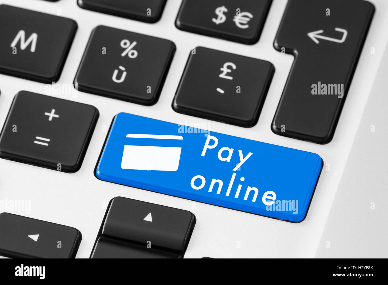 Close up di blu paga online tasto sulla tastiera con il simbolo della carta di credito Foto Stock