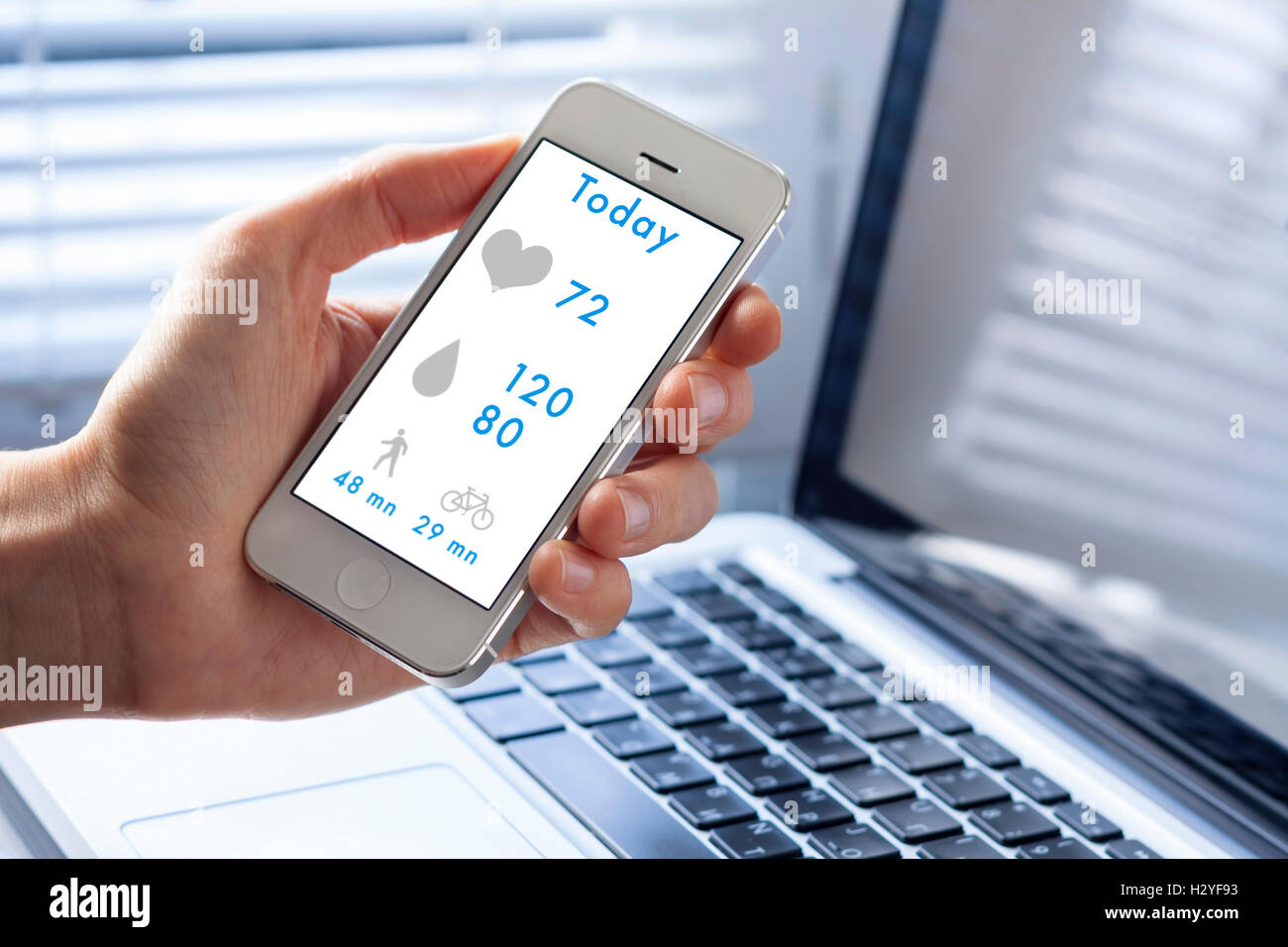 Il monitoraggio sanitario su smart schermata telefono Foto Stock
