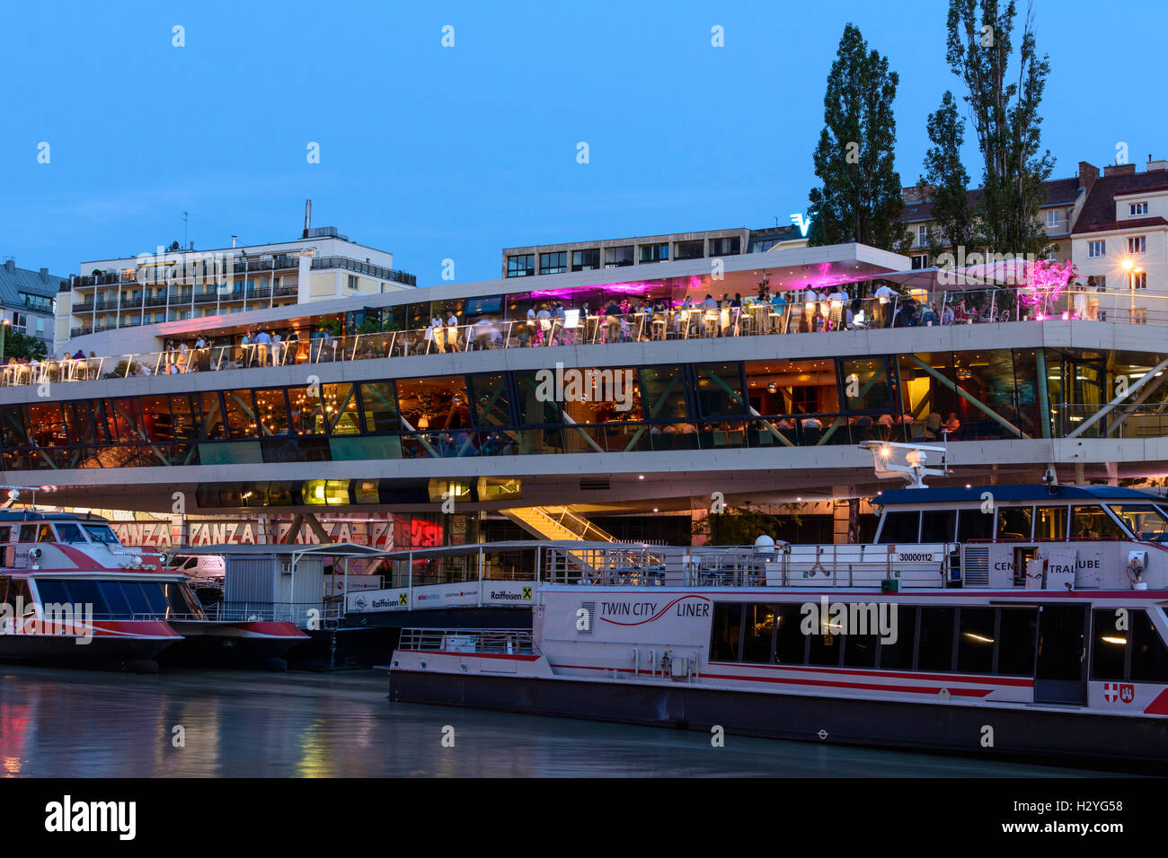 Wien, Vienna: Donaukanal (Canale del Danubio) imbarcazione stazione Wien City , escursione barche, nave - ristorante 'Motto am Fluss', 01., Wien Foto Stock