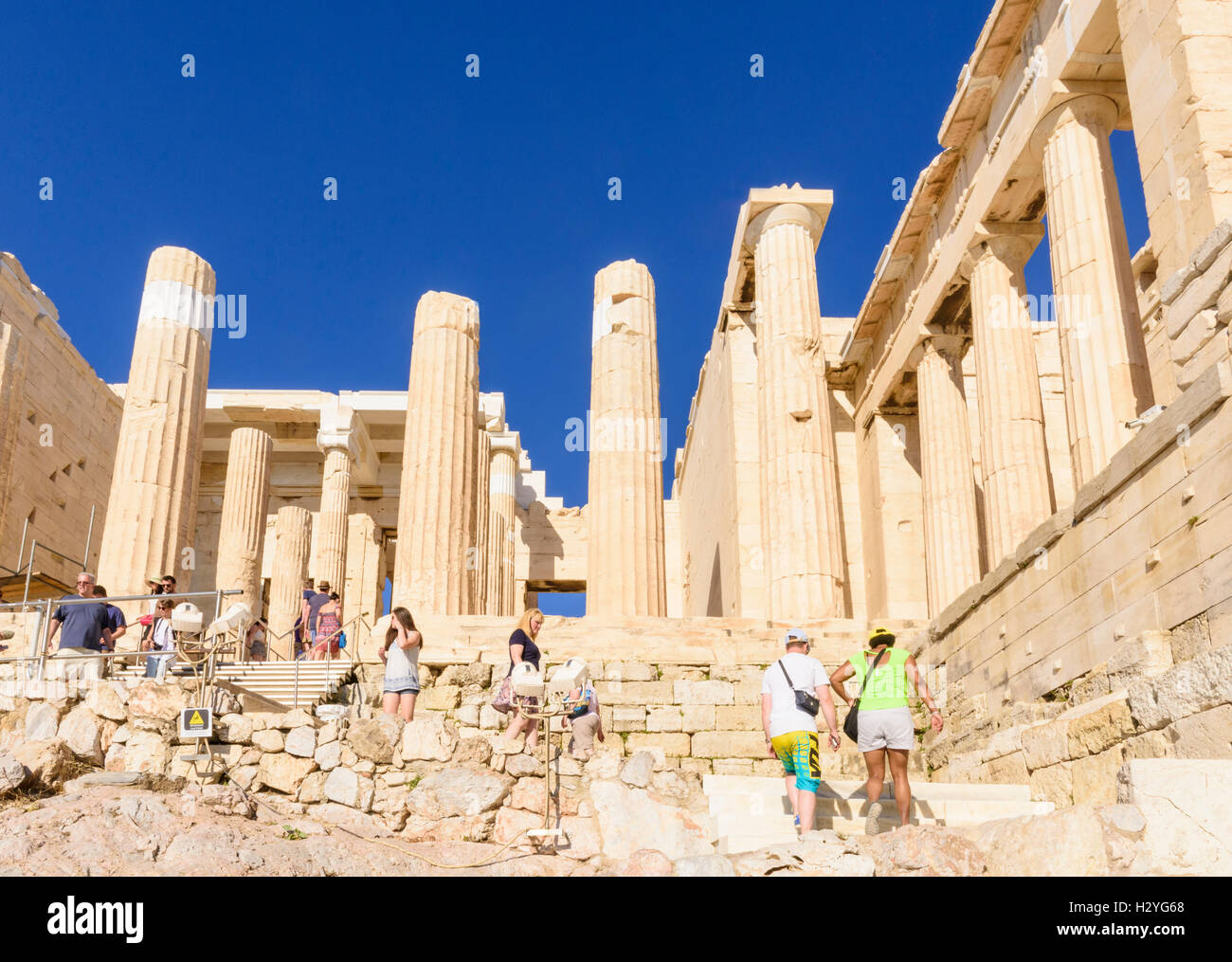 I turisti a piedi su per le scale per i propilei, la grande entrata all'Acropoli di Atene, Grecia Foto Stock