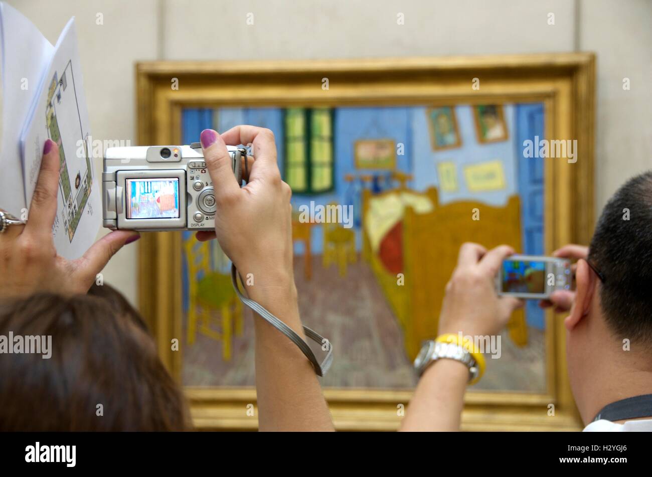 I turisti fotografare Van Gogh pittura, Musée d'Orsay, il Museo d' Orsay, Parigi, Francia, Europa Foto Stock