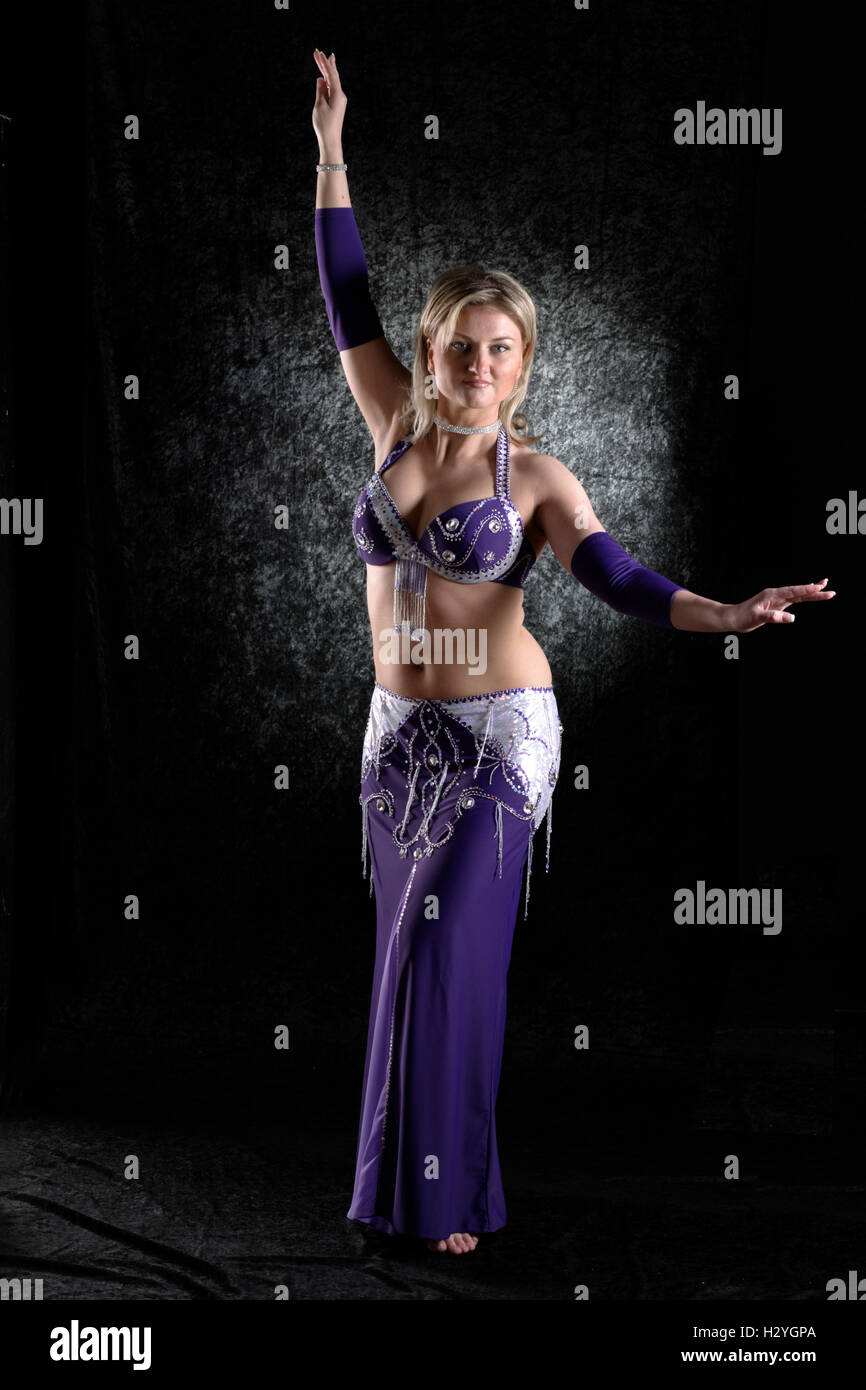 Una danzatrice del ventre, la danza del ventre trainer Foto Stock