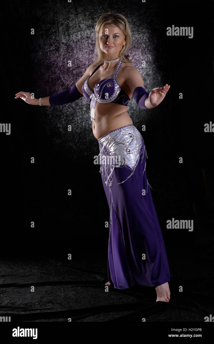 Una danzatrice del ventre, la danza del ventre trainer Foto Stock