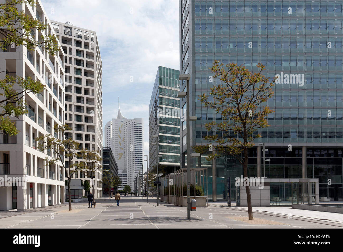 Parco residenziale Donau City con un alto edificio Neue Donau, Donau City, Vienna, Austria Foto Stock