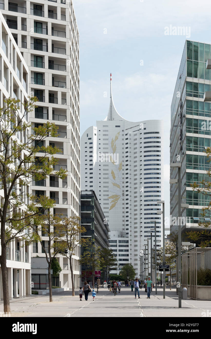 Parco residenziale Donau City con Hochhaus Neue Donau, Donau City, Vienna, Austria Foto Stock