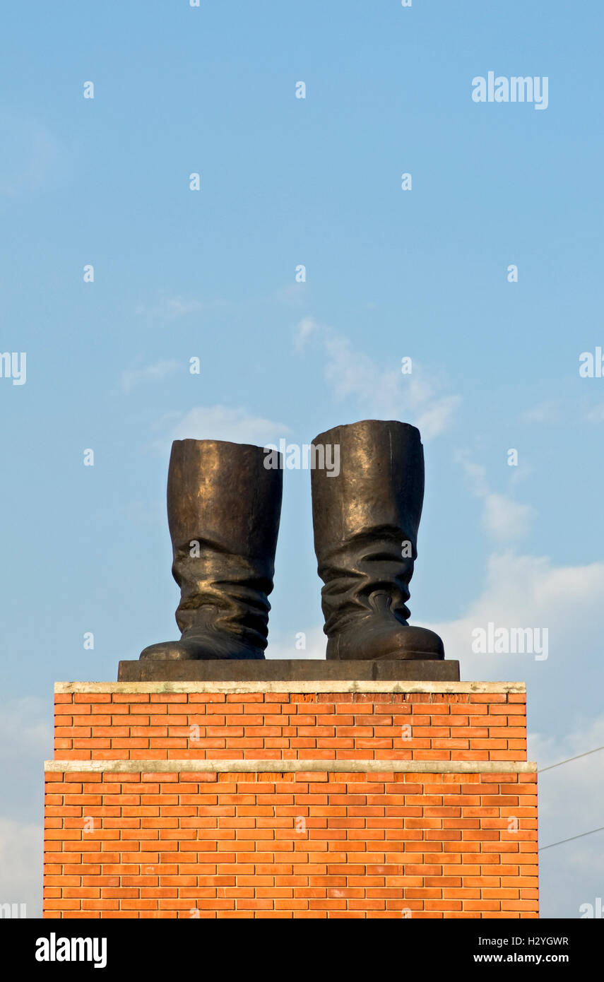 Stivali in bronzo scultura di Ákos Eleőd su Stalin, tribuna Memento Park, Szoborpark, Budapest, Ungheria, Europa Foto Stock