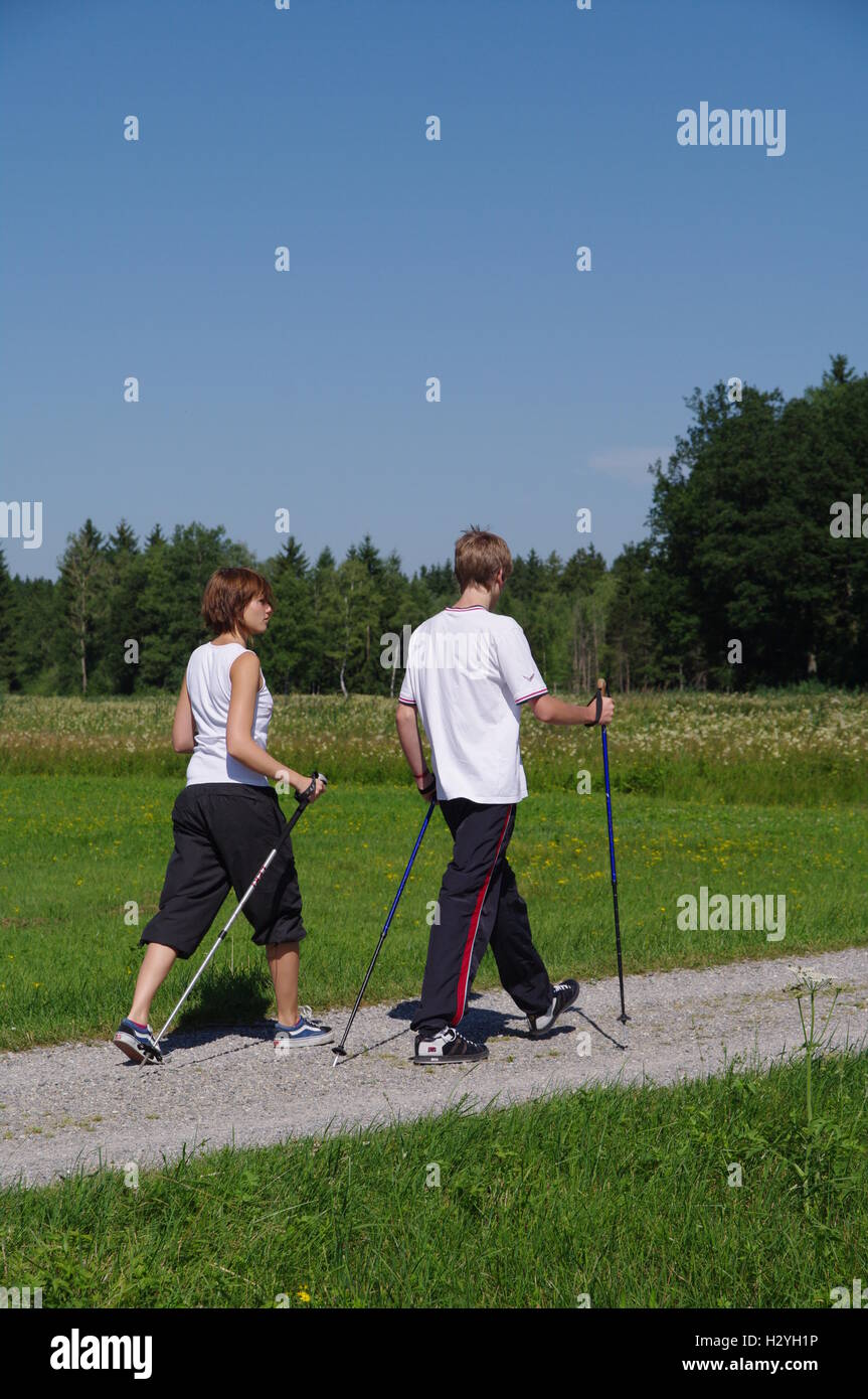 Giovani e vecchi, il Nordic Walking in Algovia orientale Foto Stock