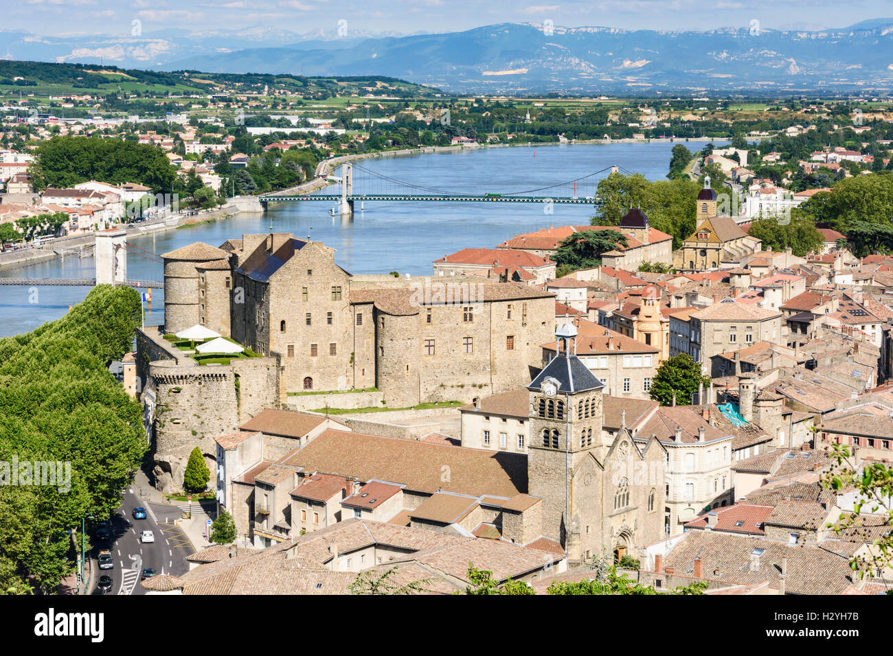Vista sulla città di Tournon-sur-Rhône, il suo castello e il fiume Rodano separando il dipartimento della Drôme e dell' Ardèche, Francia Foto Stock
