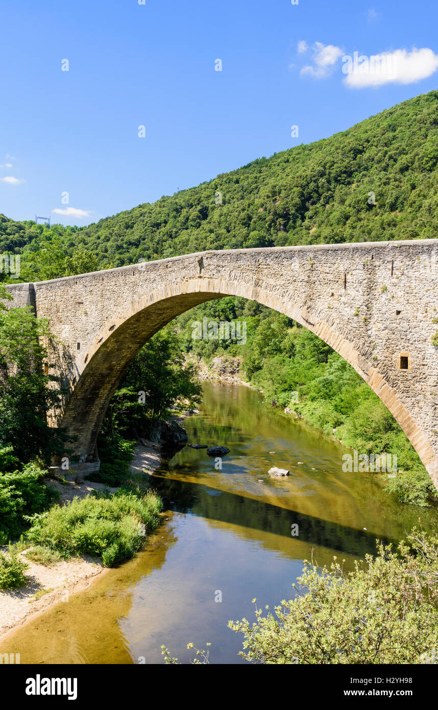 Pont Grand ponte in pietra attraverso il Le Doux river, Tournon-sur-Rhône, Ardèche, Francia Foto Stock