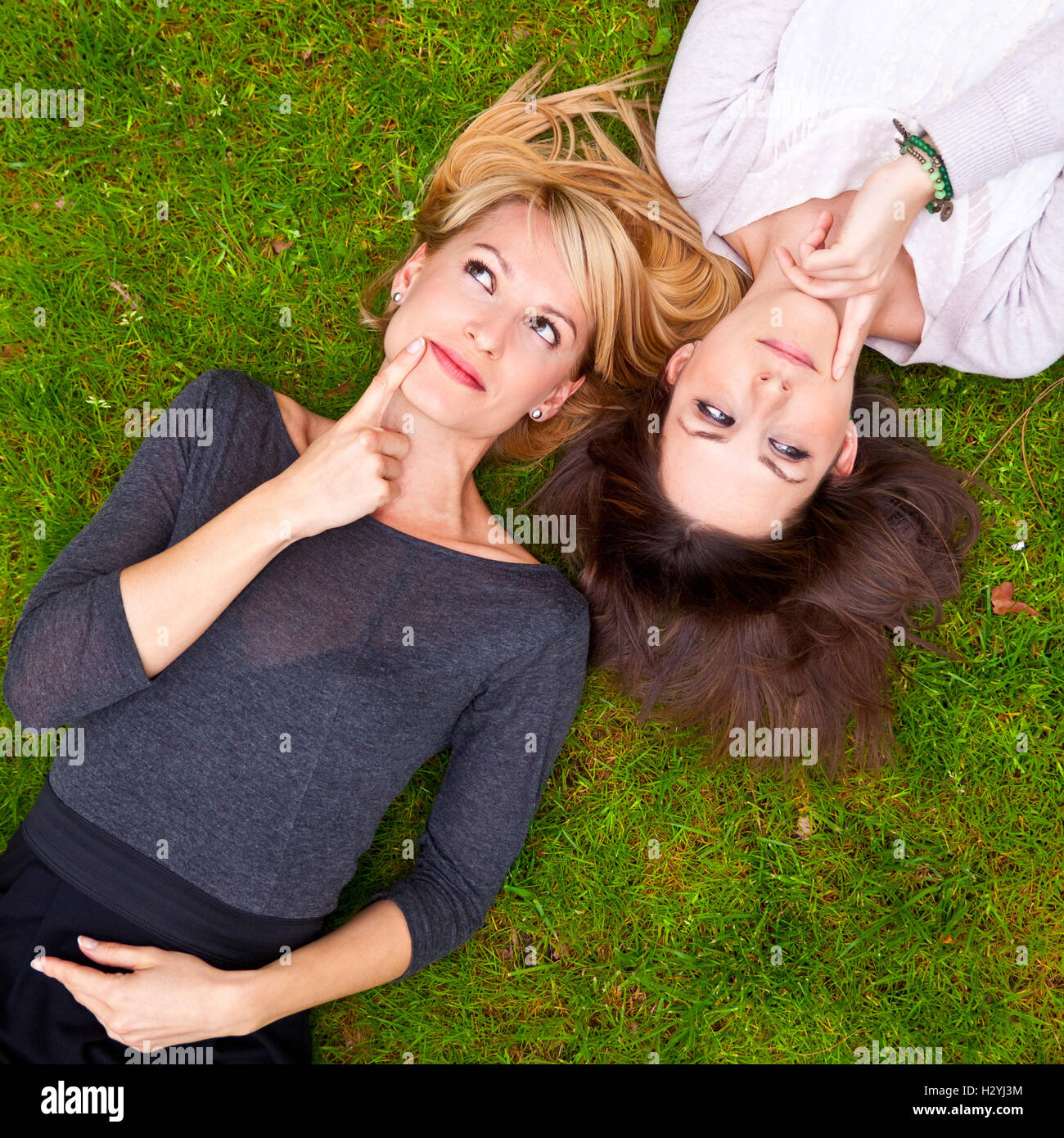 Due ragazze il brainstorming nel prato. Foto Stock
