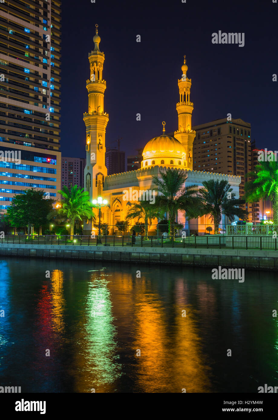 Al Noor moschea in Sharjah di notte Foto Stock