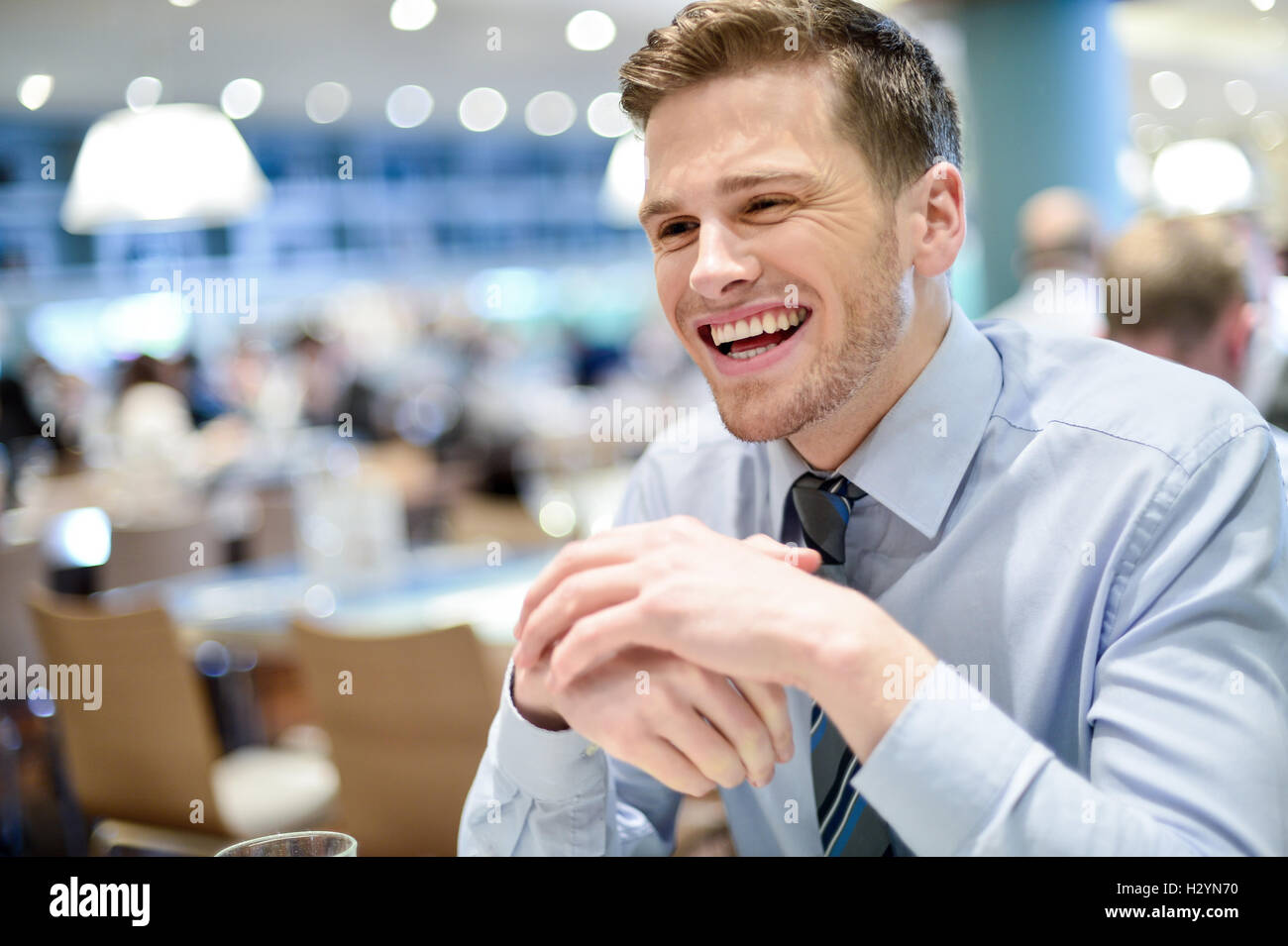 Executive sorridente rilassante in un outdoor cafe Foto Stock