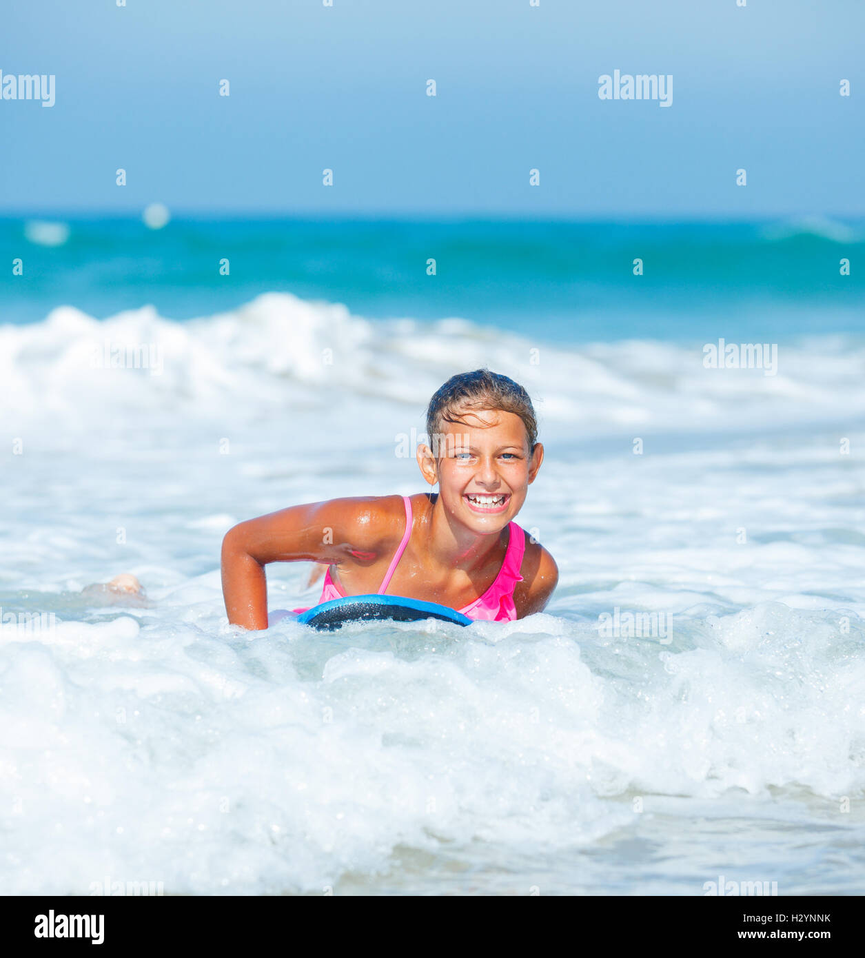 Vacanze estive - surfer girl. Foto Stock