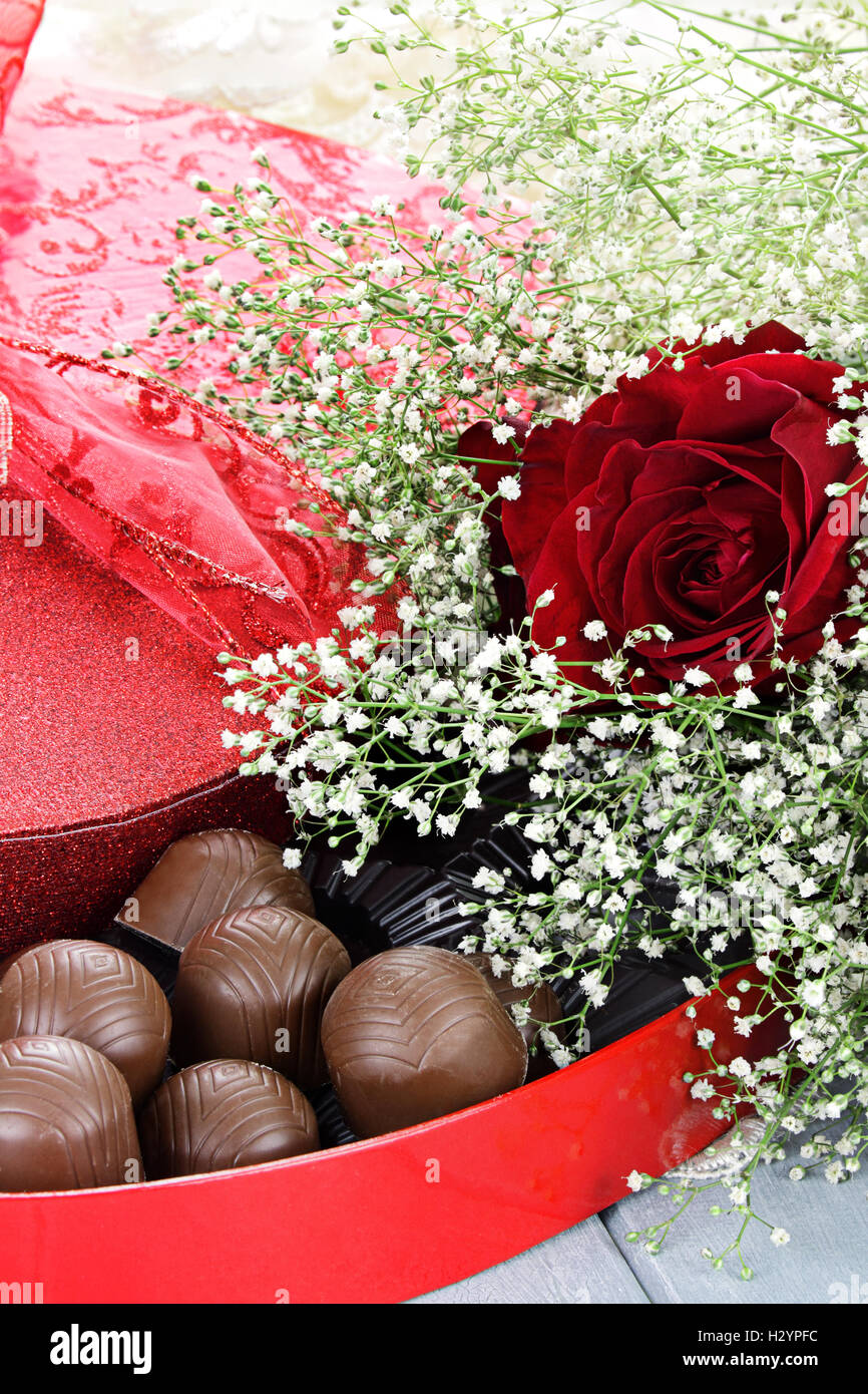 Cioccolatini e meravigliose Rose Foto Stock
