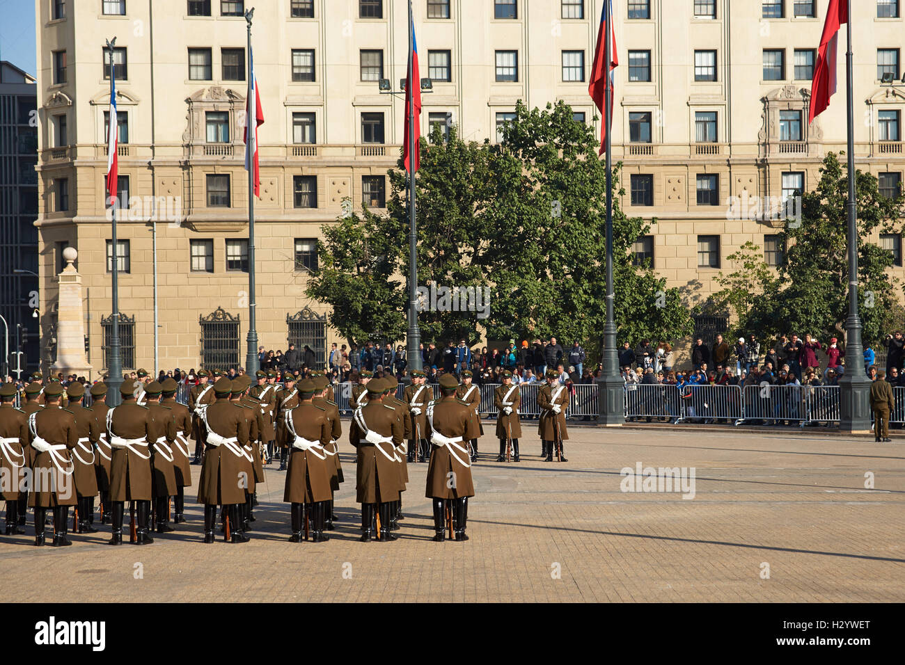 Carabineros sfilando come parte della cerimonia del cambio della guardia presso La Moneda a Santiago del Cile Foto Stock