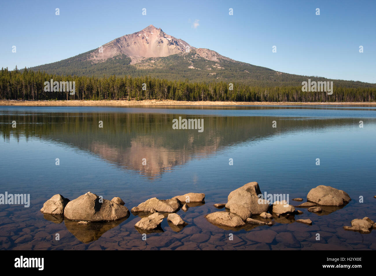 Montare Mcloughlin e Sky Lago Cascade Mountain Range Oregon Stat Foto Stock