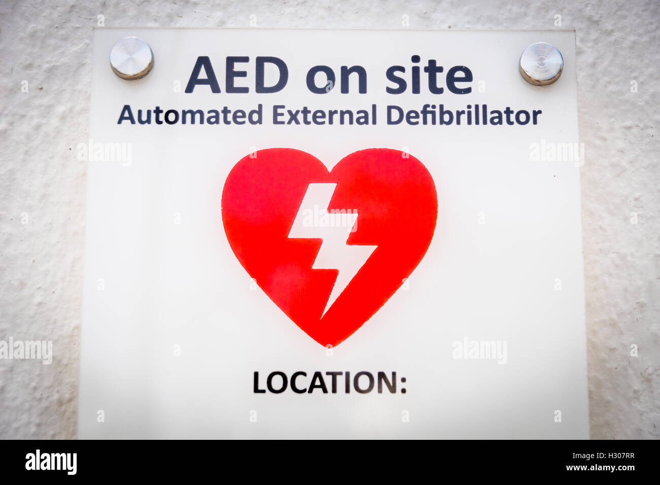 AED, defibrillatore semiautomatico, sul segno del sito/icona Foto Stock