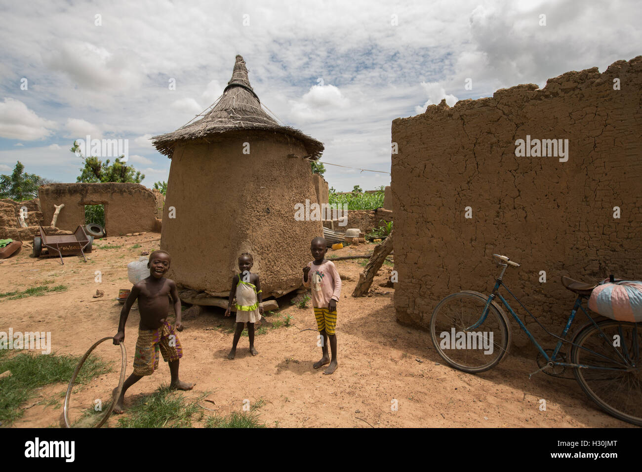 Fango tradizionali ed erba Case in Réo, Burkina Faso, Africa occidentale. Foto Stock