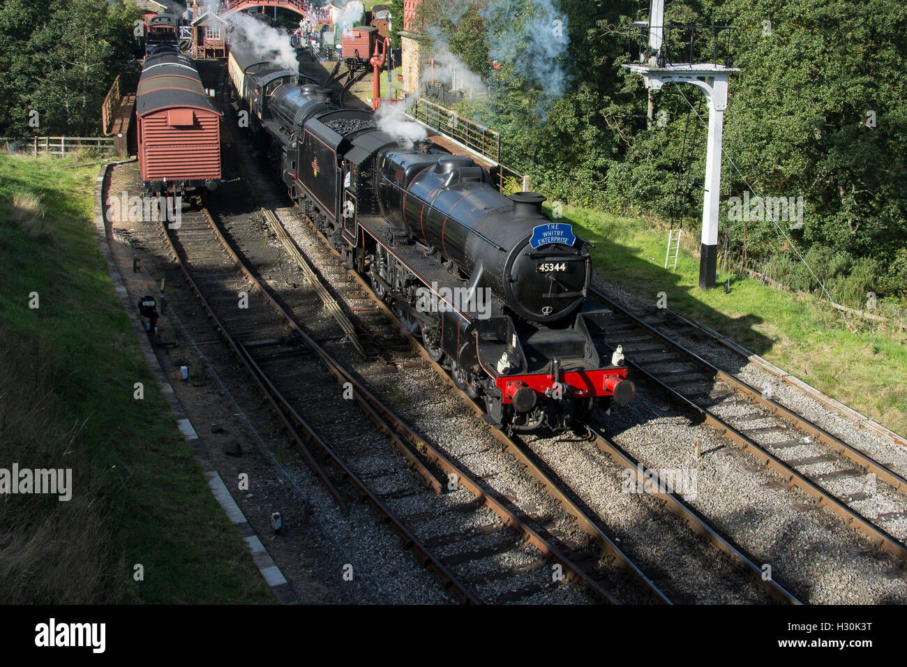 Nero 5 45428 (come 45344) e B1 61264 a Goathland sulla North Yorkshire Moors Railway.gallese gala di vapore. Foto Stock