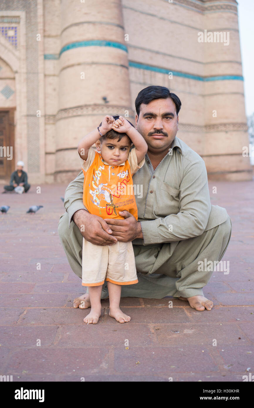 Il pakistan padre e figlio al di fuori della tomba di Shah Rukn e Alam Multan Pakistan Foto Stock