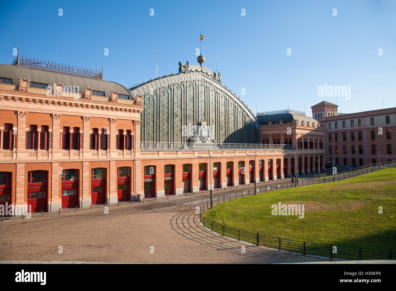 Punto di riferimento della facciata di edificio pubblico Atocha stazione ferroviaria costruita nel 1892 da Alberto de Palacio architetto nella città di Madrid Spagna UE Foto Stock