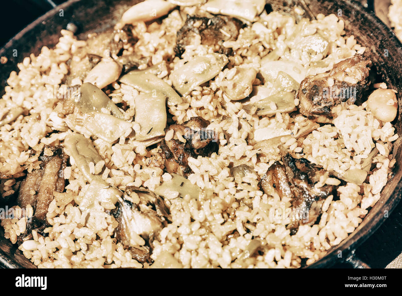 Tradizionale Paella Valenciana con riso e pollo Foto Stock