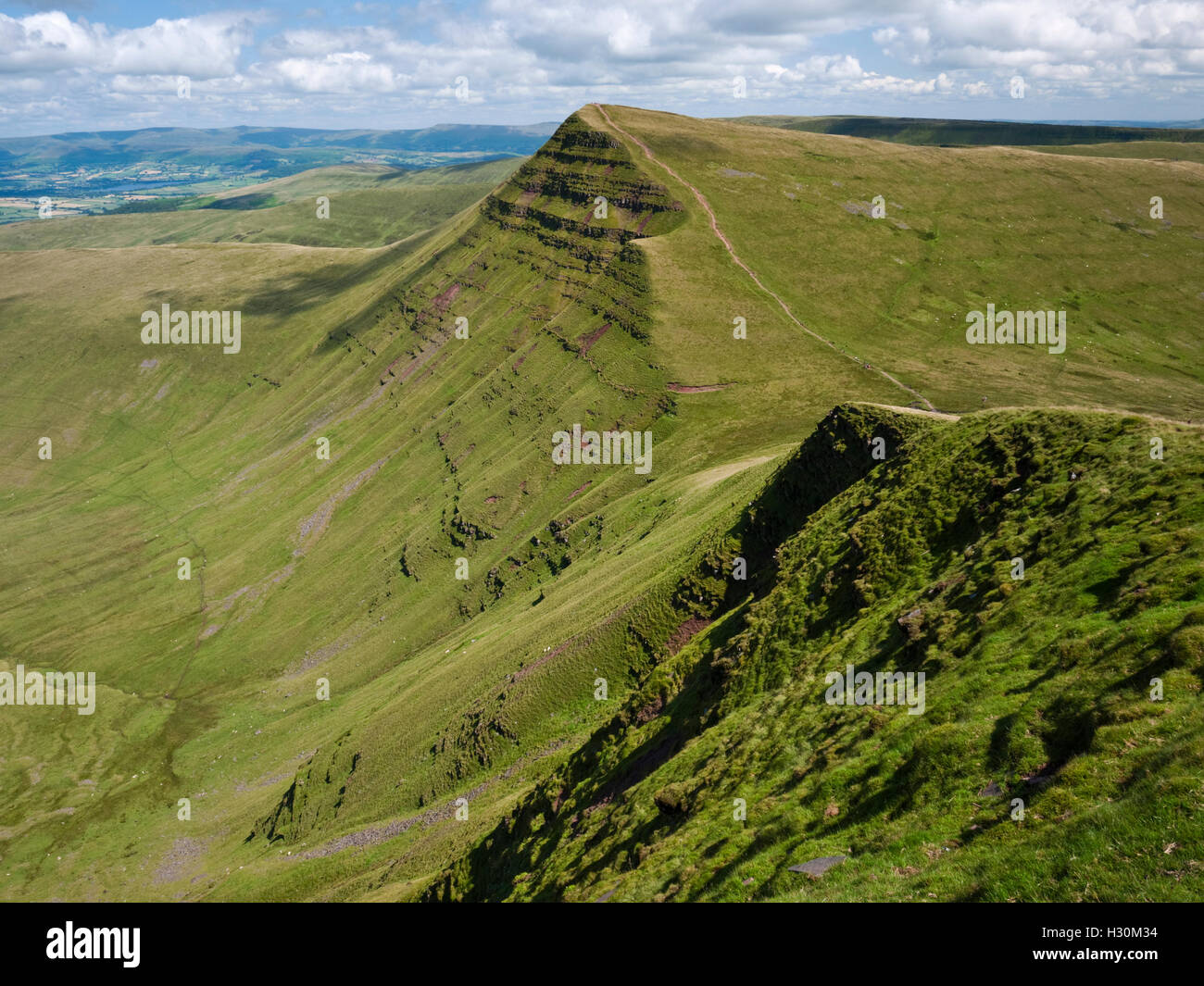 Il picco di shapely di Cribyn visto da Pen y ventola, nel Parco Nazionale di Brecon Beacons, Galles del Sud Foto Stock