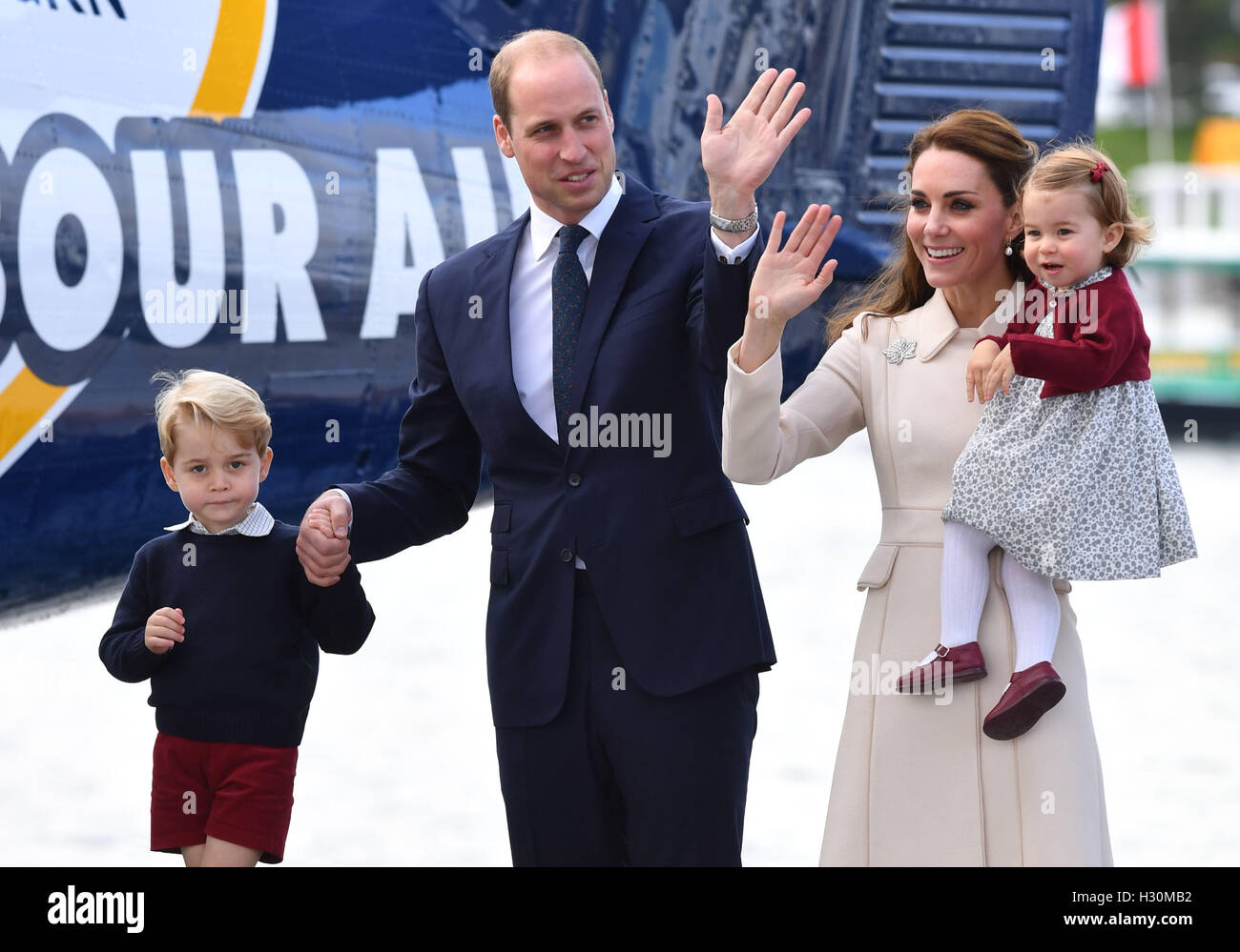 Il Duca e la Duchessa di Cambridge, Prince George e la Principessa Charlotte dopo una cerimonia per la loro partenza al Victoria Harbour idrovolante terminale in Victoria durante il Royal Tour del Canada. Foto Stock