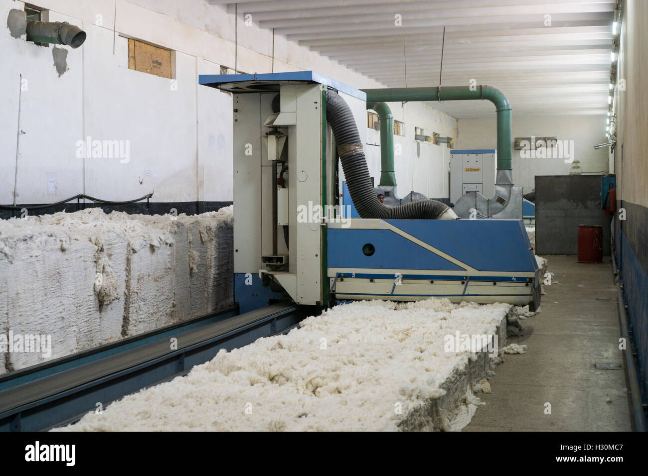 Macchine all'interno del mulino di cotone fabbrica tessile Multan Pakistan Foto Stock