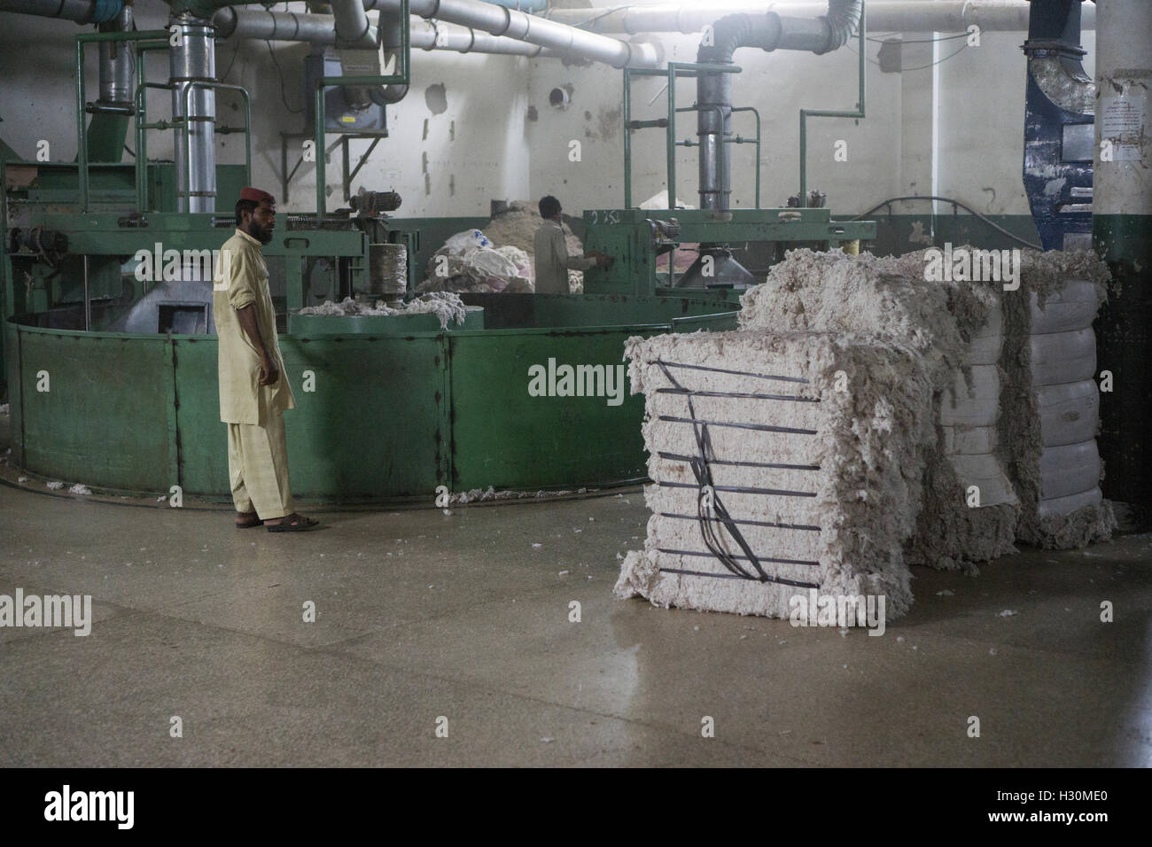 I lavoratori all'interno del mulino di cotone Multan Pakistan Foto Stock
