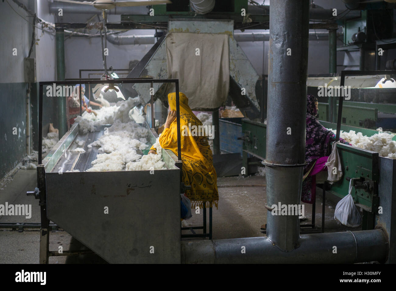 Le donne che lavorano all'interno del mulino di cotone Multan Pakistan Foto Stock