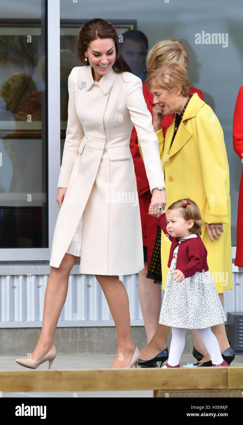 La Duchessa di Cambridge e la Principessa Charlotte dopo una cerimonia per la loro partenza al Victoria Harbour idrovolante terminale in Victoria durante il Royal Tour del Canada. Foto Stock