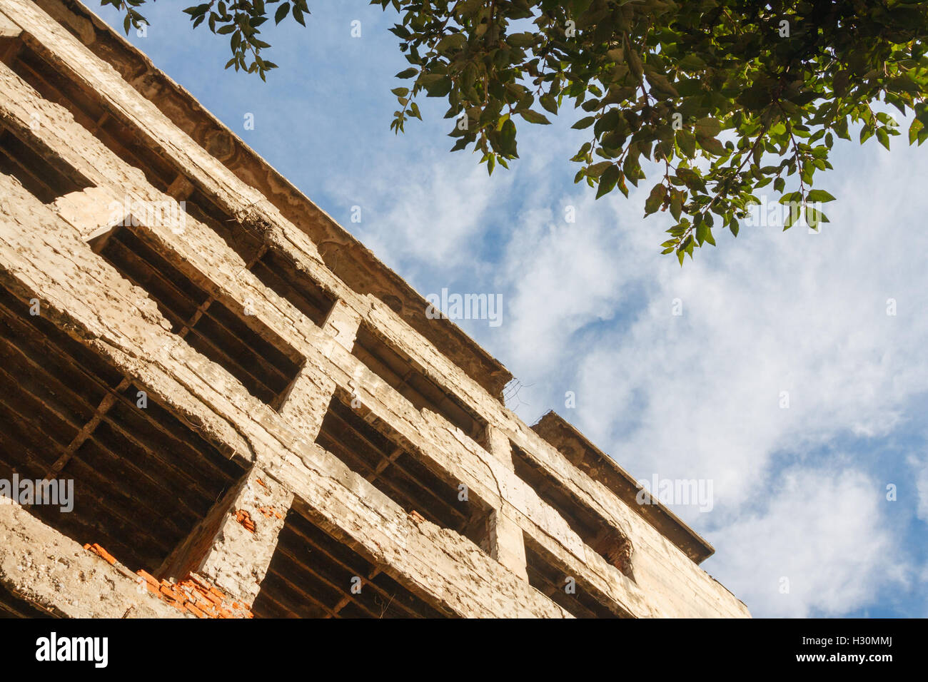 Distrutta la costruzione presso la ex linea del fronte della guerra a Mostar. Mostar, Bosnia Erzegovina Foto Stock