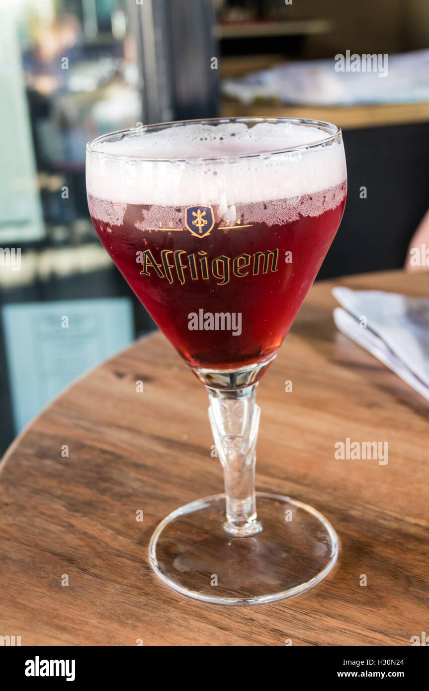 Un vetro stampato di Affligem Rouge frutta rossa birra birra belga in un bar, Nancy, Meurthe-et-Moselle, (Grand Est),Francia Foto Stock