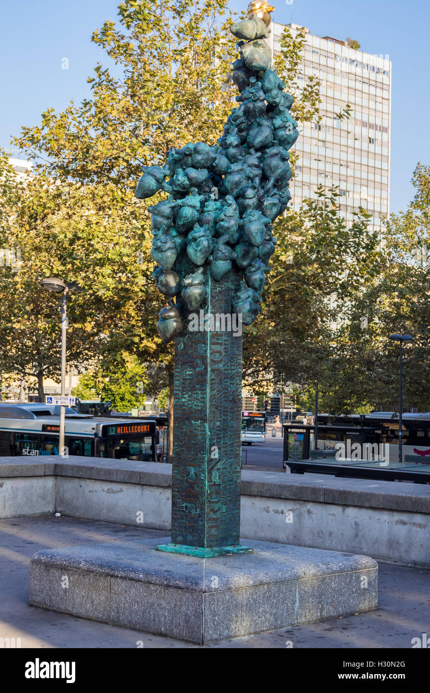 "Coeur du Grand Nancy', 'cuore di maggiore Nancy', scultura in bronzo di Jorge Orta, 2003, Nancy, Meurthe-et-Moselle, Francia Foto Stock