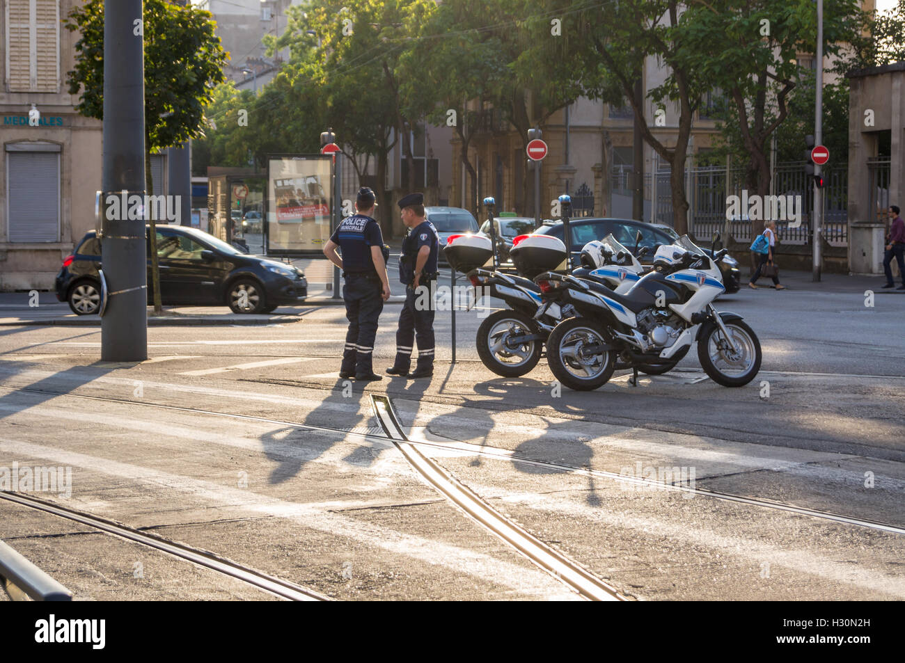 La polizia municipale in piedi accanto a loro motociclette, Nancy, Meurthe-et-Moselle, Francia Foto Stock