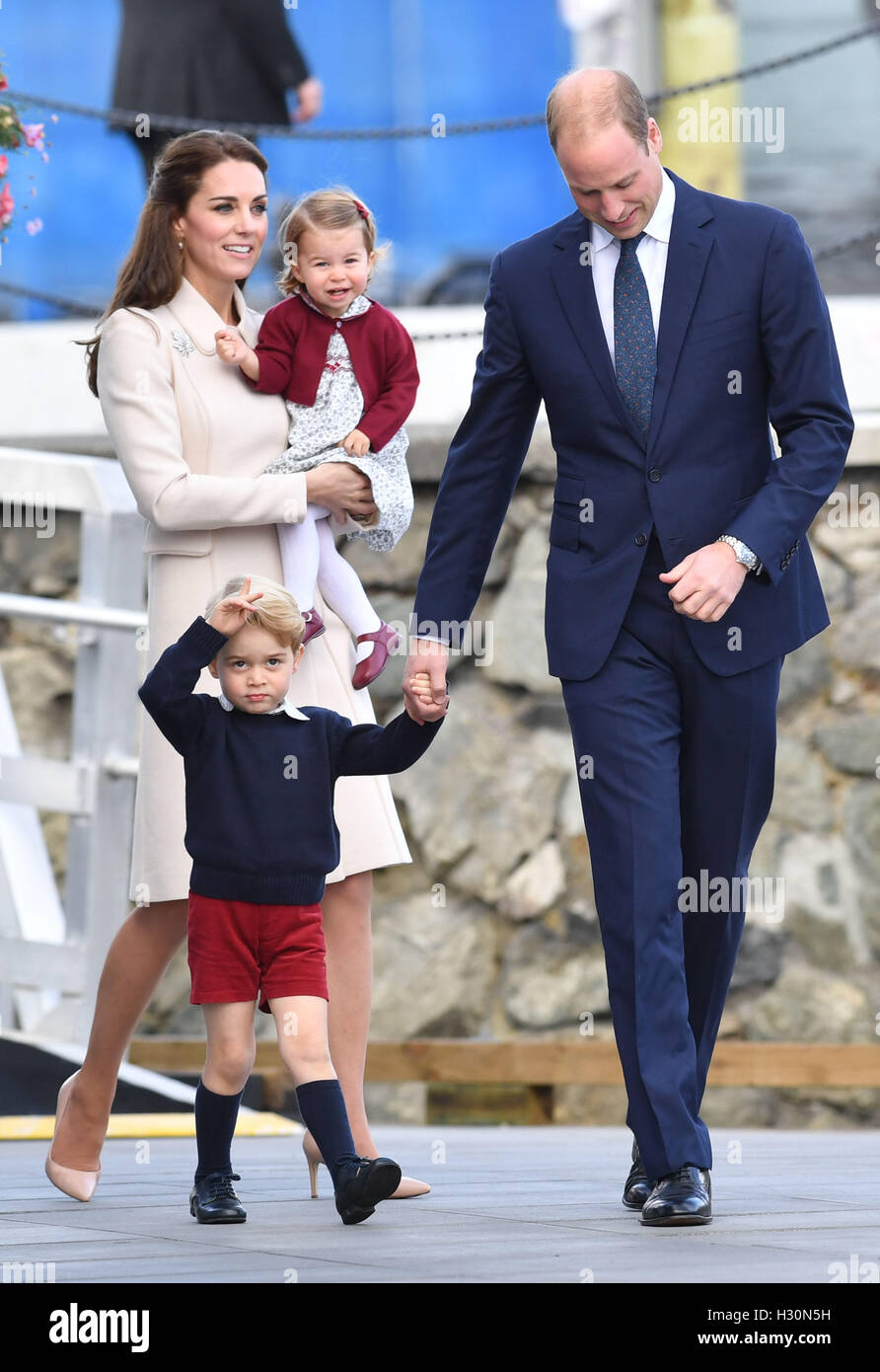 Il Duca e la Duchessa di Cambridge, Prince George e la Principessa Charlotte dopo una cerimonia per la loro partenza al Victoria Harbour idrovolante terminale in Victoria durante il Royal Tour del Canada. Foto Stock