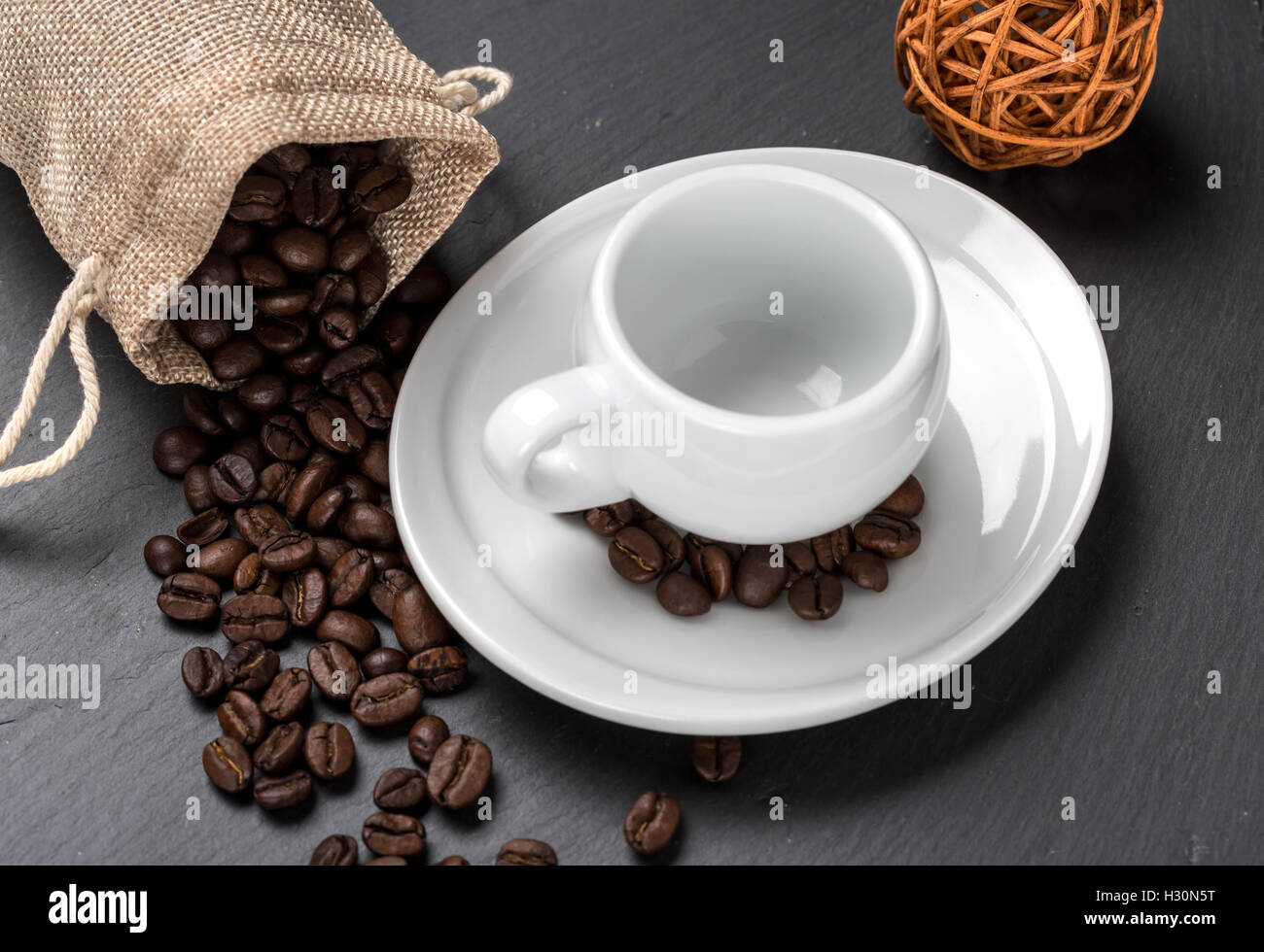 Tazza vuota di caffè con chicchi di caffè come sfondo Foto Stock