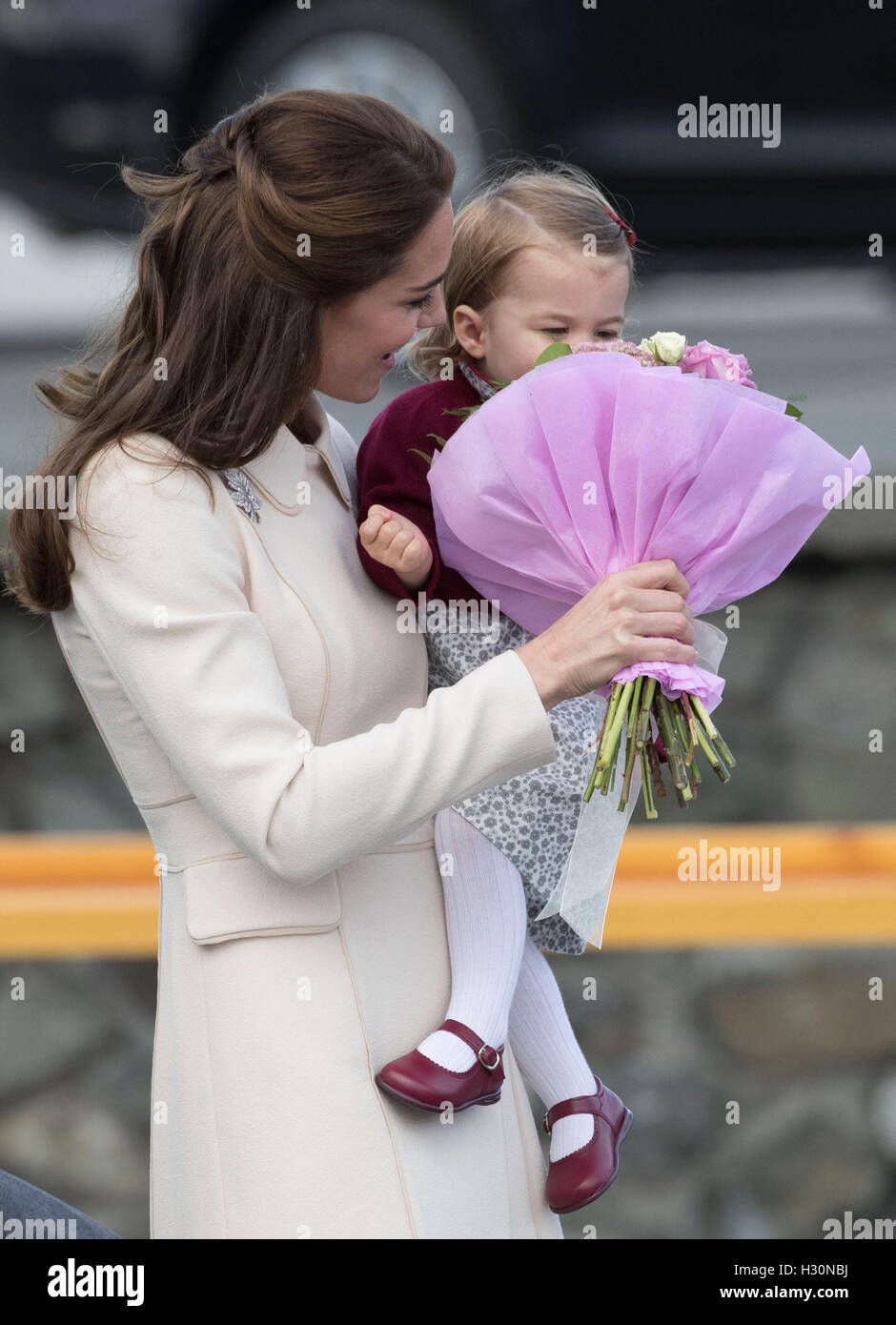 La Duchessa di Cambridge e la Principessa Charlotte dopo una cerimonia per la loro partenza al Victoria Harbour idrovolante terminale in Victoria durante il Royal Tour del Canada. Foto Stock