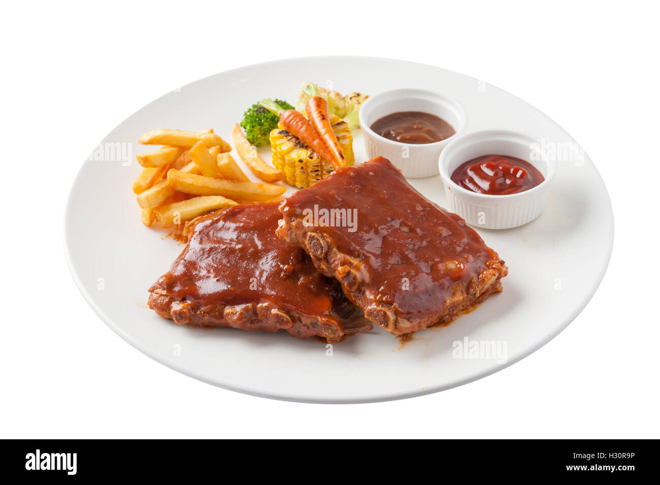 Vista frontale di stile americano nervature barbecue bistecca con patate fritte, verdure grigliate, salsa di peperoni e ketchup in ceramica dis Foto Stock