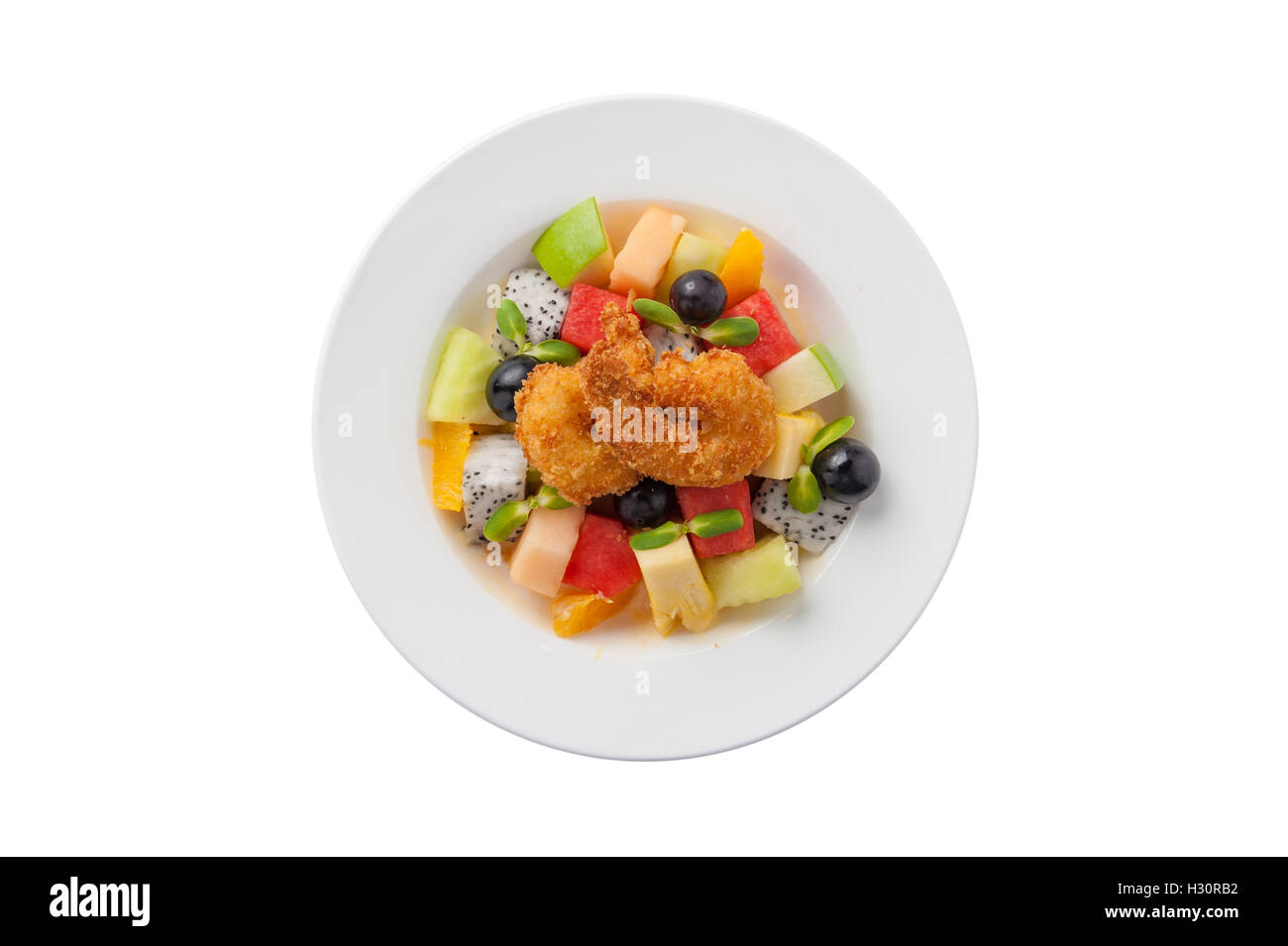 Vista superiore della cucina moderna stile insalata di frutta con profondo fritto di gamberi nel piatto di ceramica isolata su sfondo bianco Foto Stock