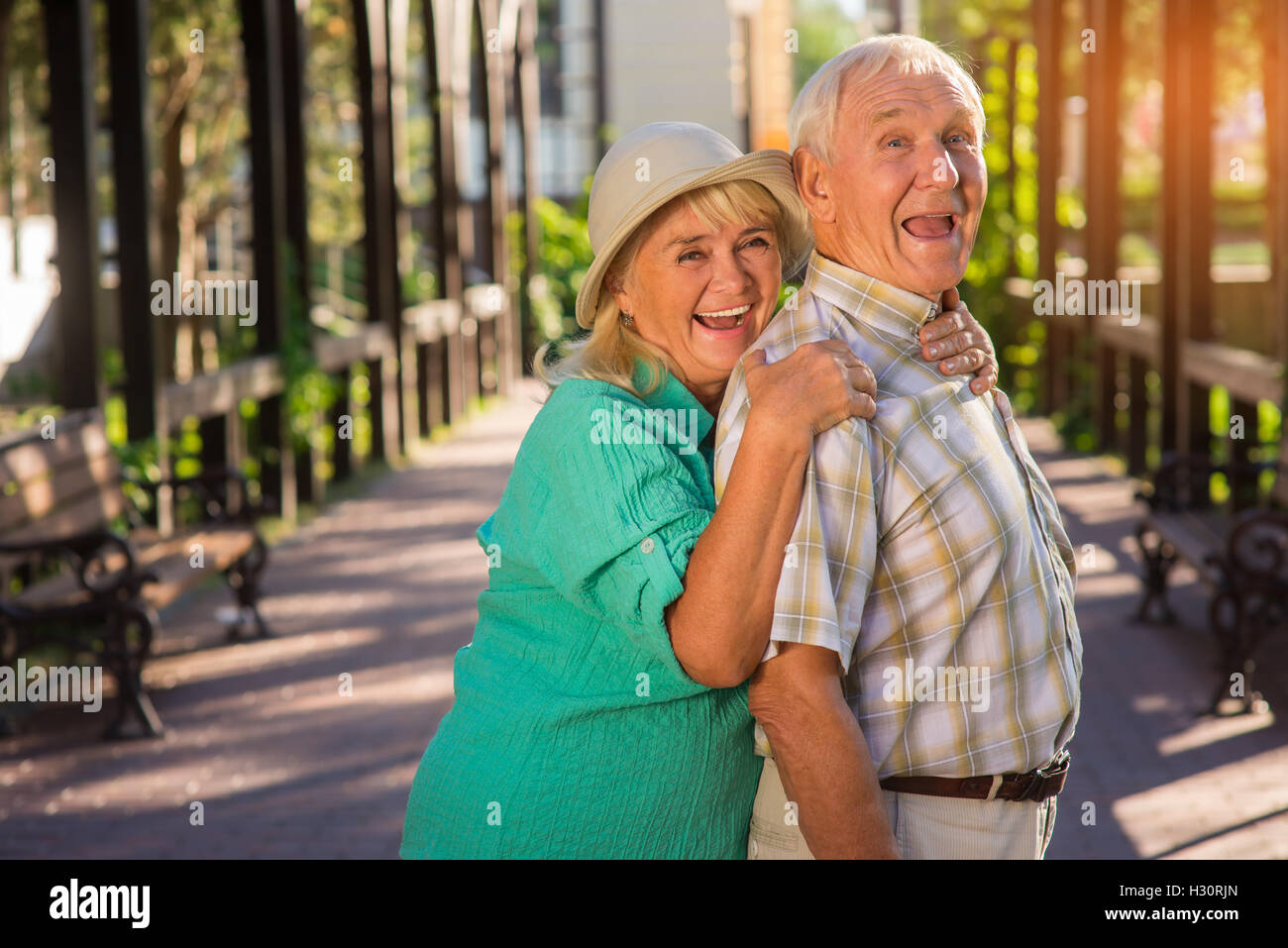 Senior donna abbracciando l'uomo. Foto Stock
