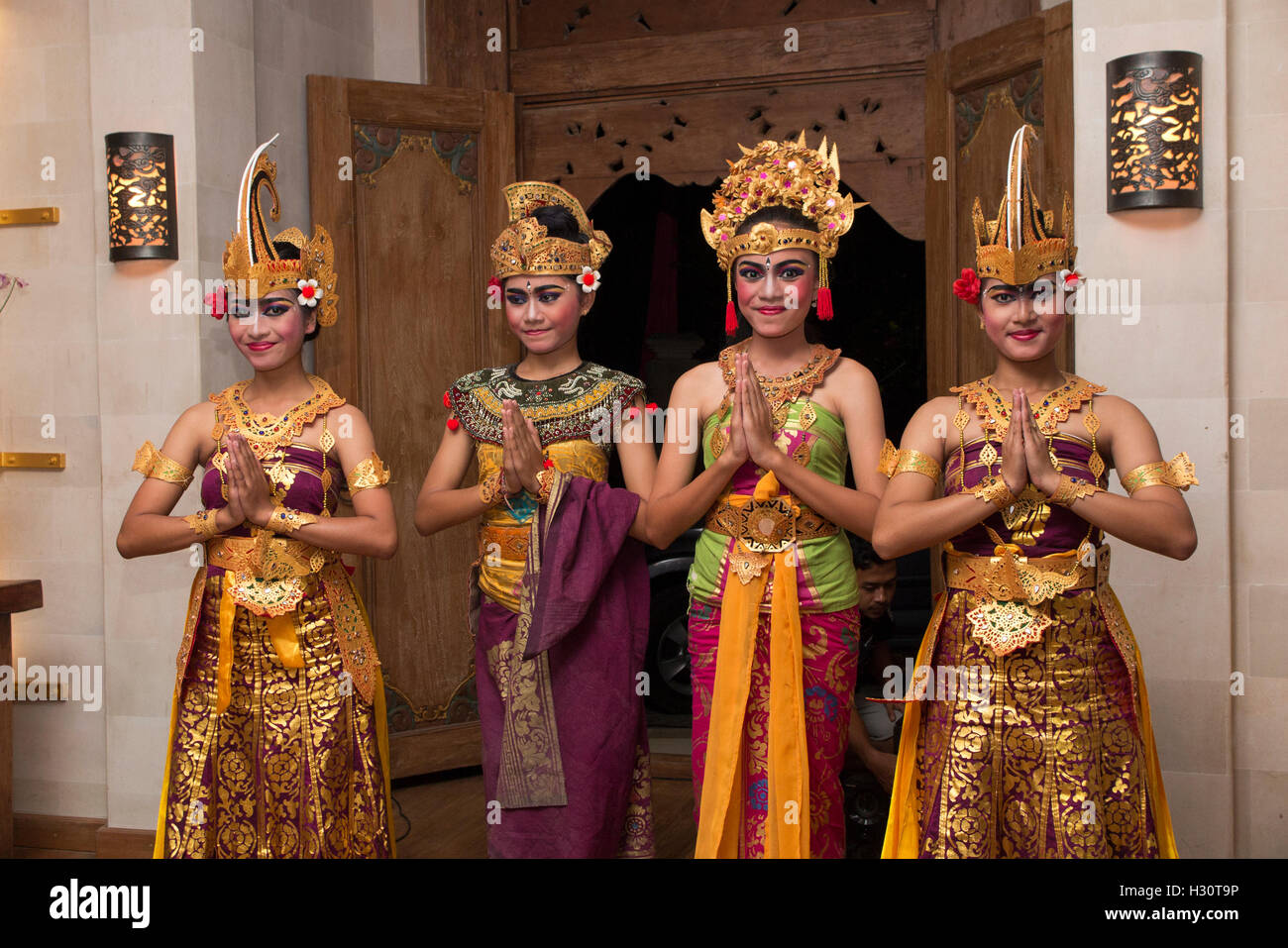 Indonesia, Bali, Amed, gruppo di giovani femmine ballerini Balinesi con le mani in rispettoso posizione di preghiera Foto Stock