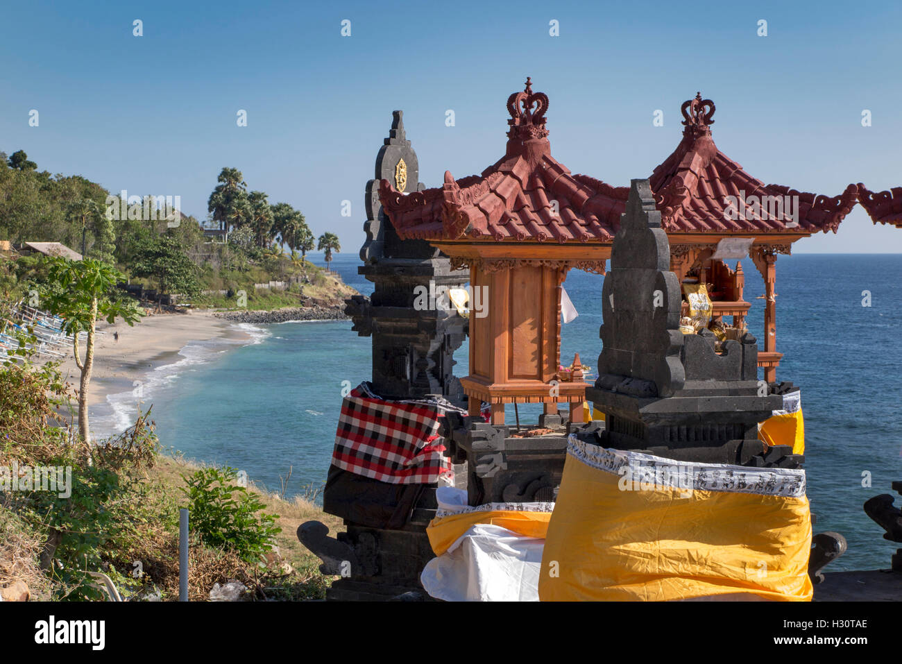 Indonesia, Bali, Amed, i templi induisti sul promontorio sopra beach Foto Stock