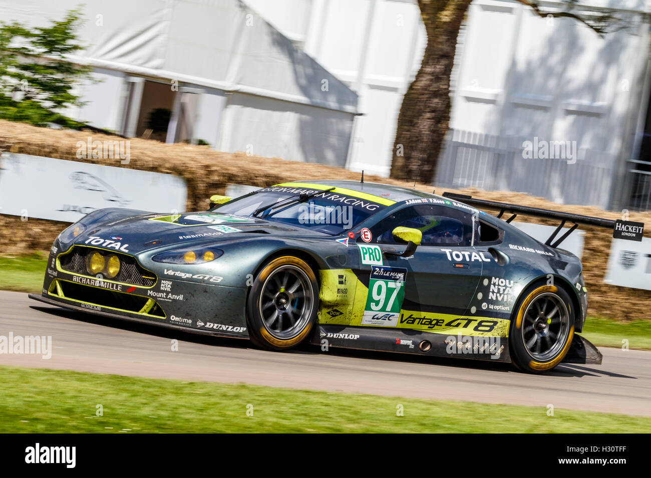 2016 Aston Martin V8 Vantage GTE con autista Marco Sorensen a 2016 Goodwood Festival of Speed, Sussex, Regno Unito Foto Stock