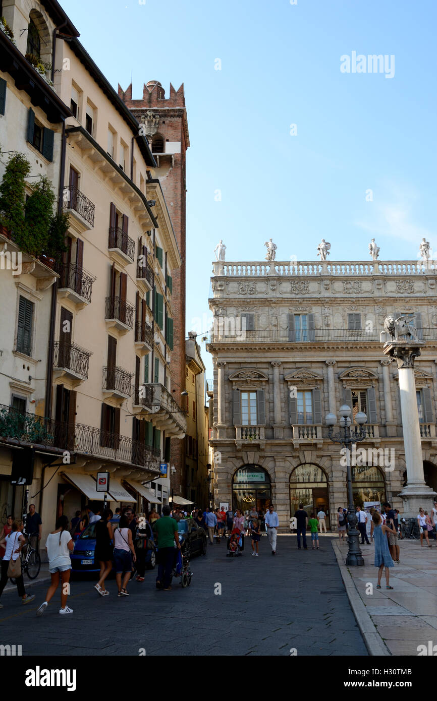 Verona, Italia - 3 Settembre 2016: Piazza Piazza delle Erbe a Verona, Italia. Persone non identificate visibile. Foto Stock