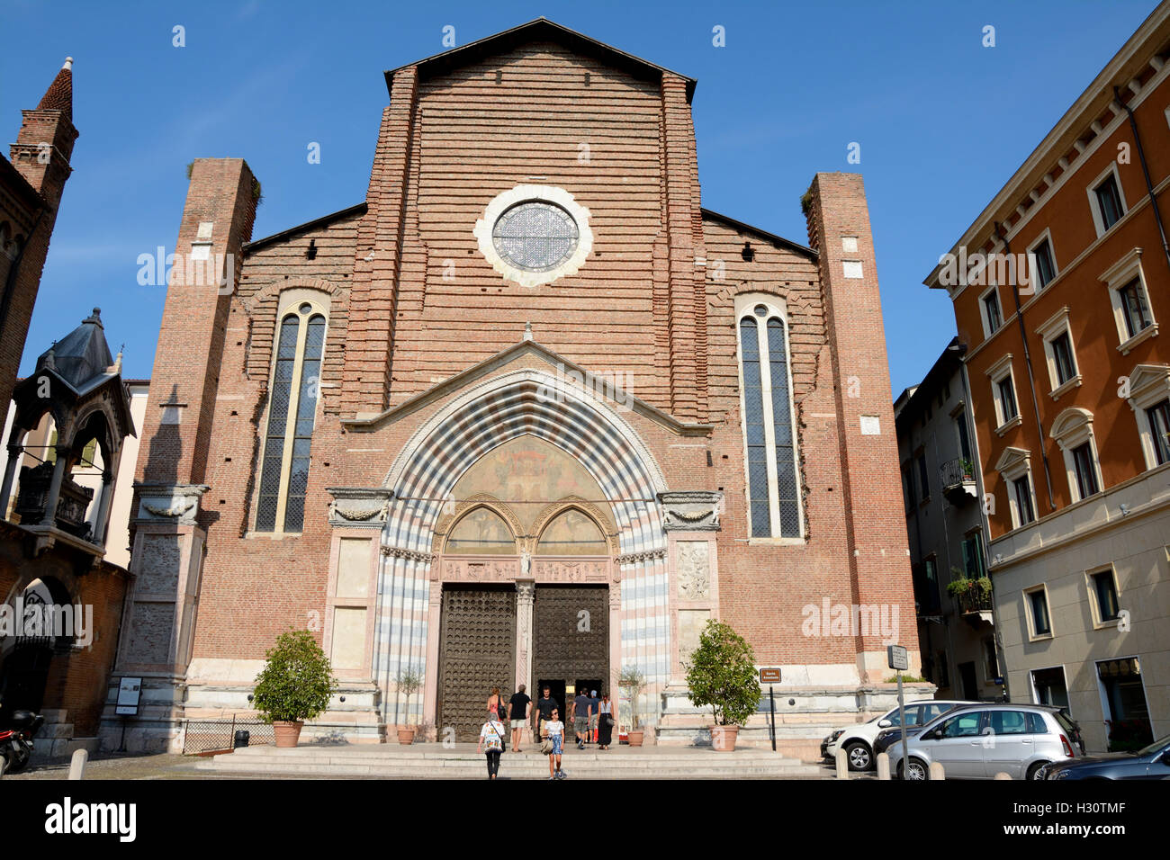 Verona, Italia - 3 Settembre 2016: Santa Anastasia chiesa in Verona, Italia. Persone non identificate visibile. Foto Stock