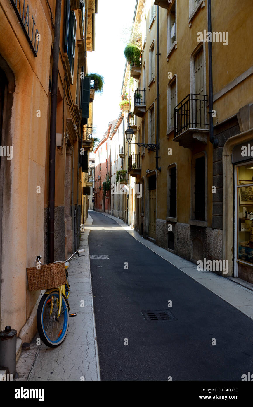 Verona, Italia - 3 Settembre 2016: bicicletta con cesto in vimini su strada stretta a Verona, Italia. Foto Stock